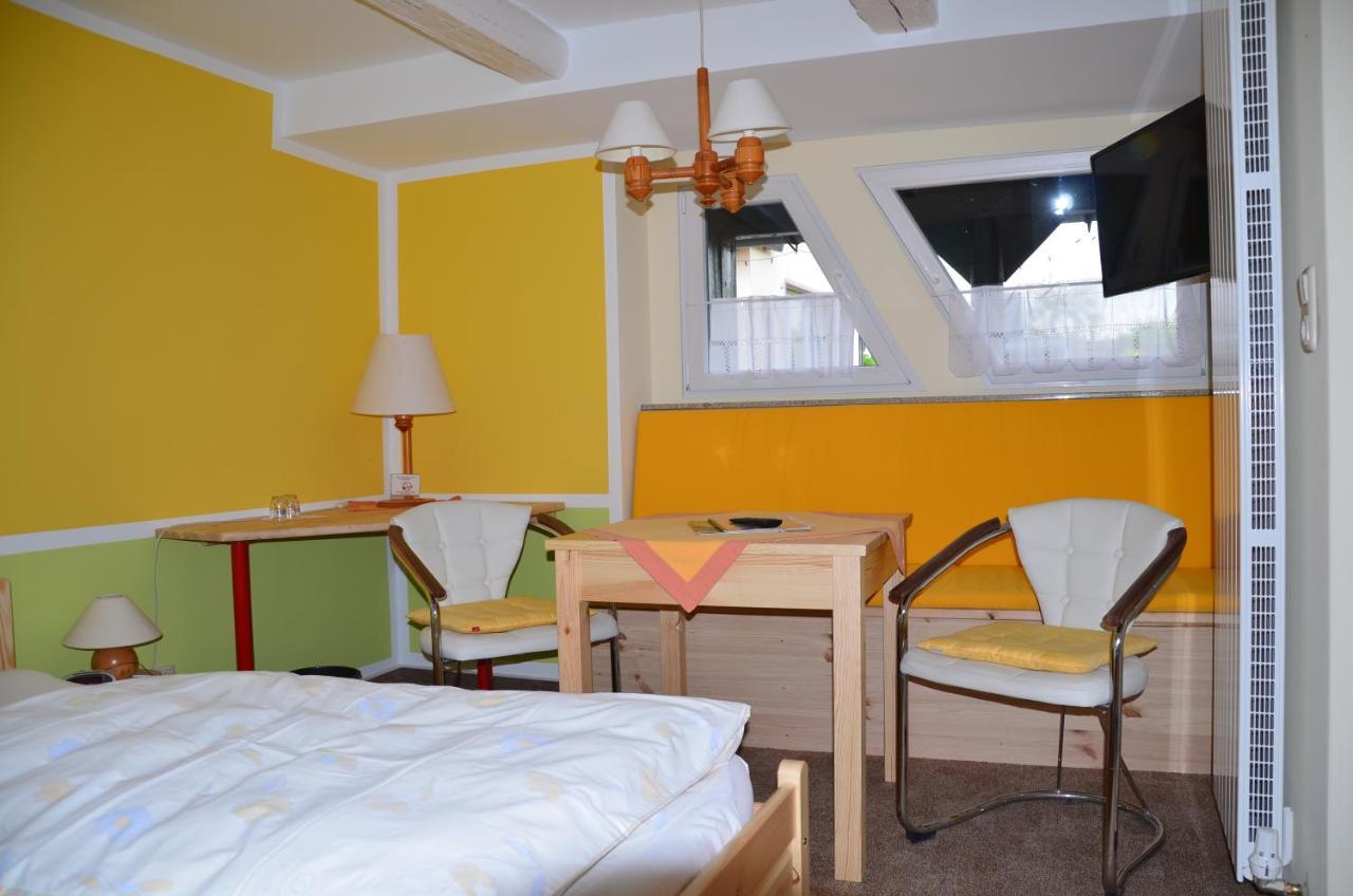 Hotel Garni & Oma'S Heuhotel 'Pension Zur Galerie' Barby Luaran gambar
