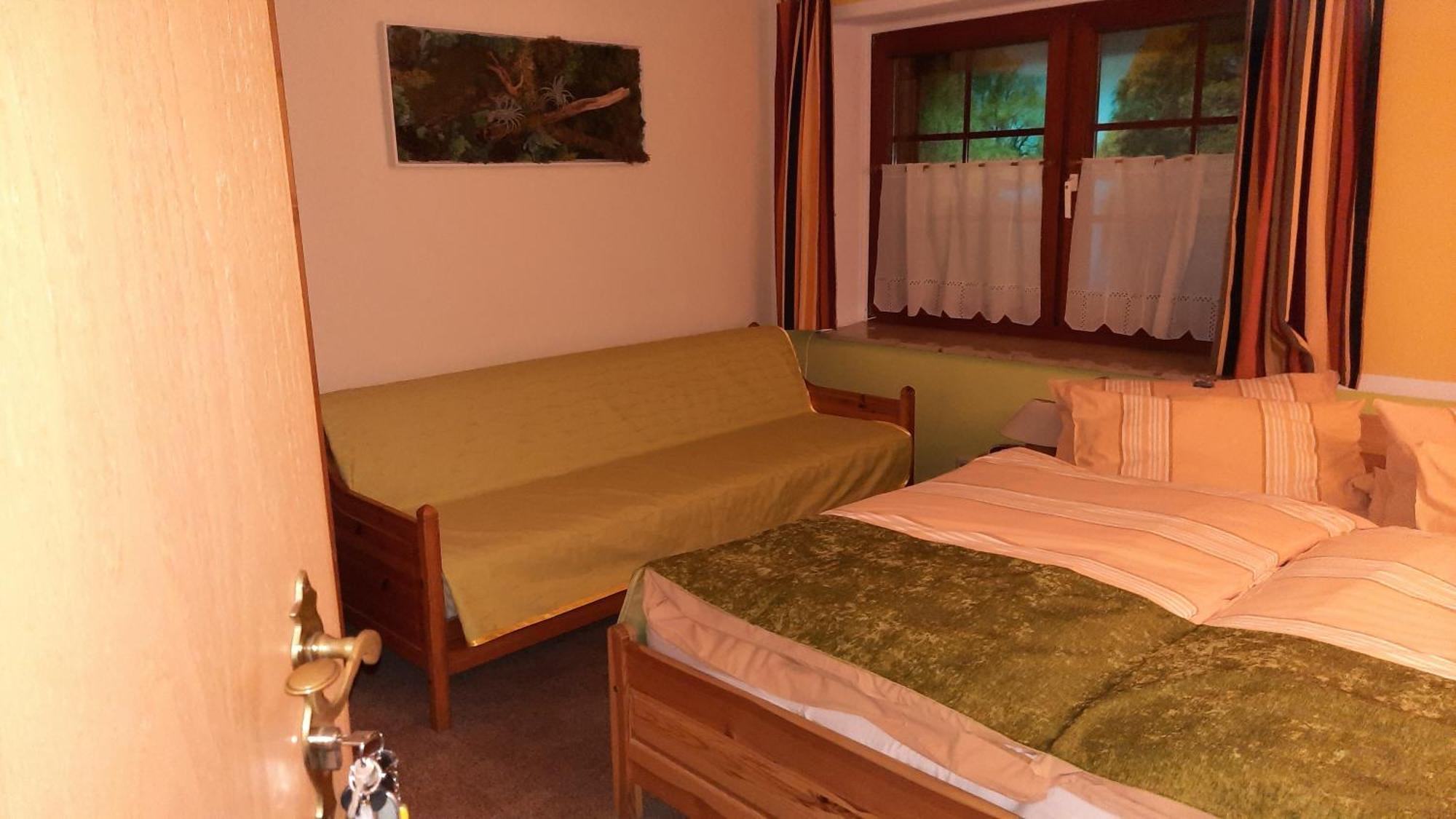Hotel Garni & Oma'S Heuhotel 'Pension Zur Galerie' Barby Luaran gambar
